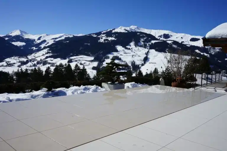 Schwimmbecken-mit-verstellbarer-bodenplatte