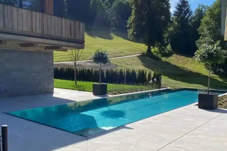 Swimmingpool aus Edelstahl